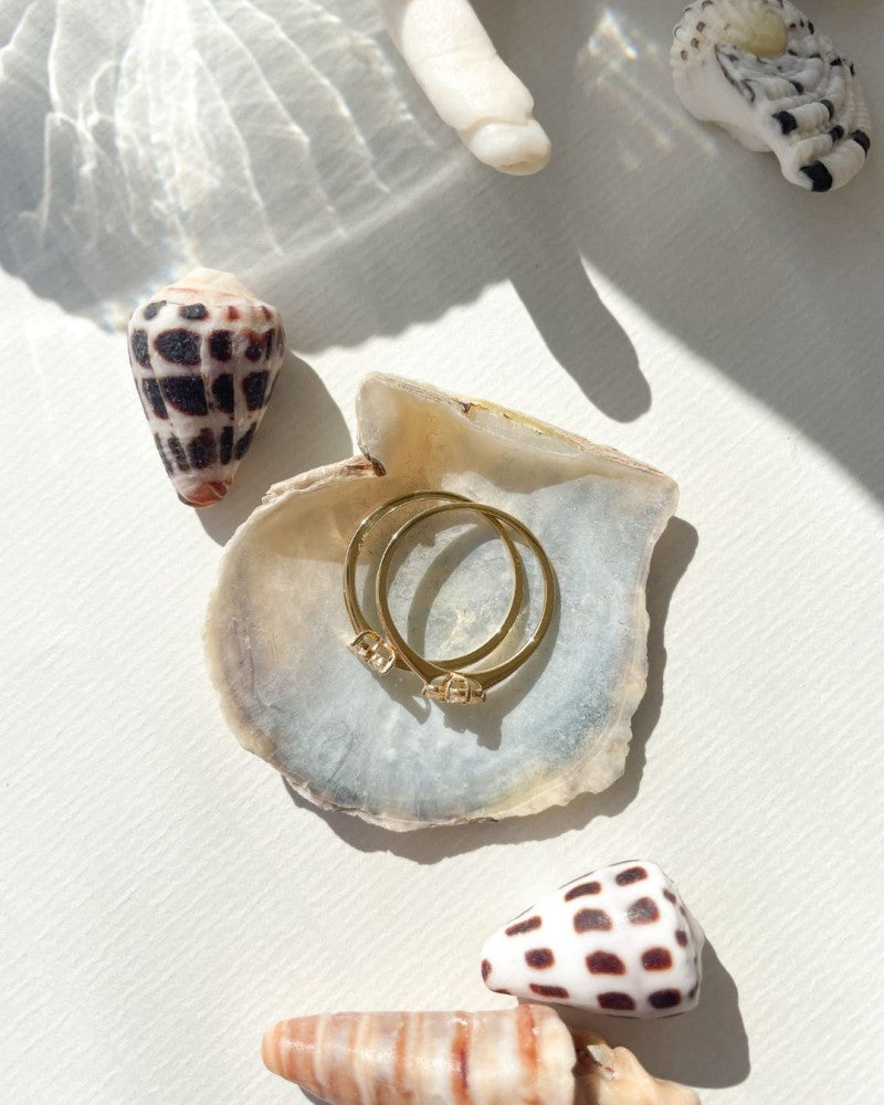 Elegante anello in oro giallo a forma di fiore con diamante da 0.15ct