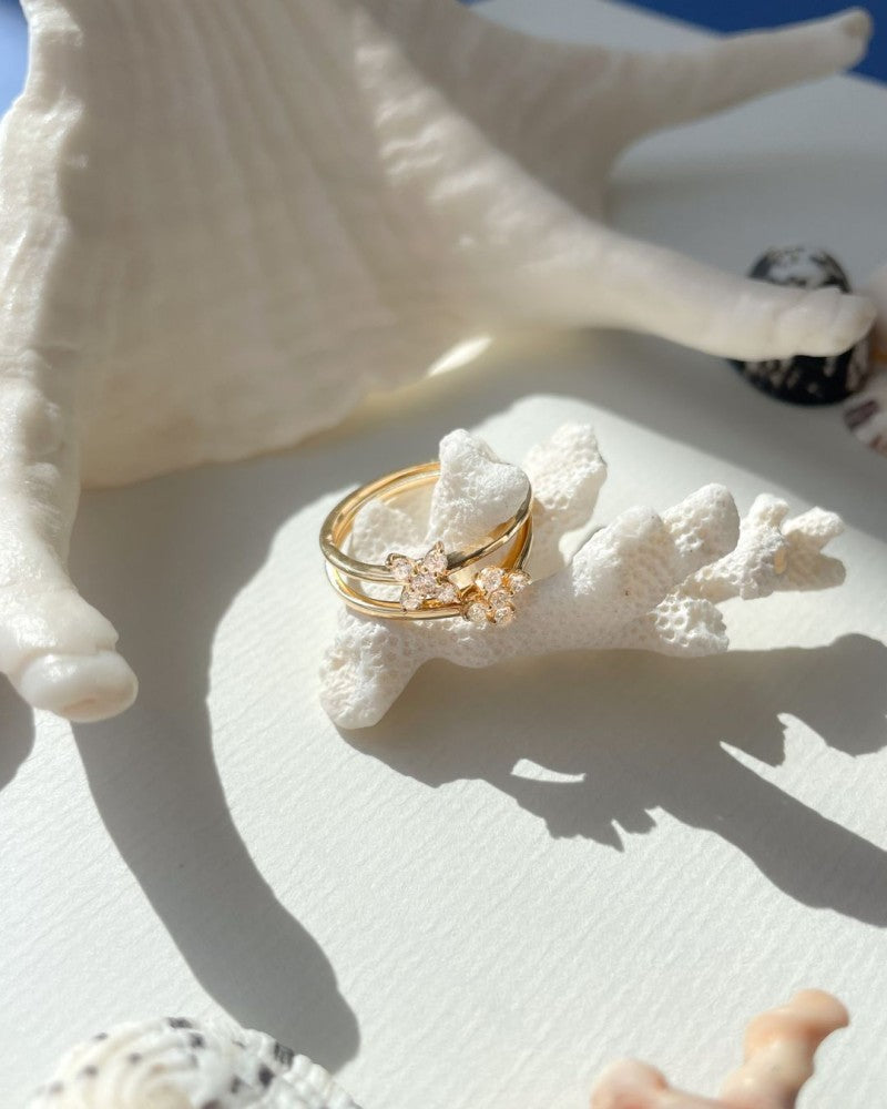 Elegante anello in oro giallo a forma di fiore con diamante da 0.15ct