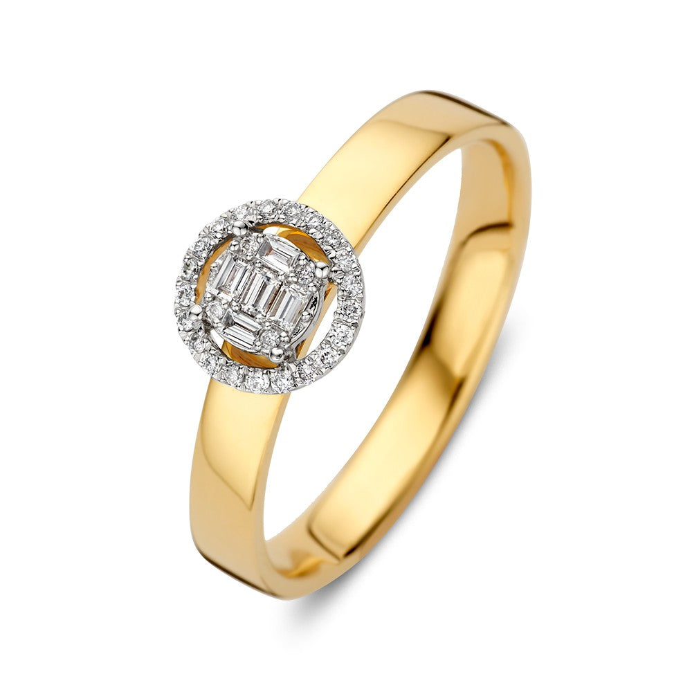 Anello in oro giallo ed oro bianco con diamanti brillanti e baguette in incastonatura invisibile.