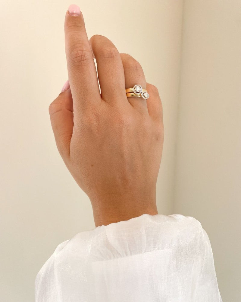 Elegante Anello in Oro Bianco e Giallo con Diamanti Brillante e Baguette in Montatura Invisibile – 0,17 ct