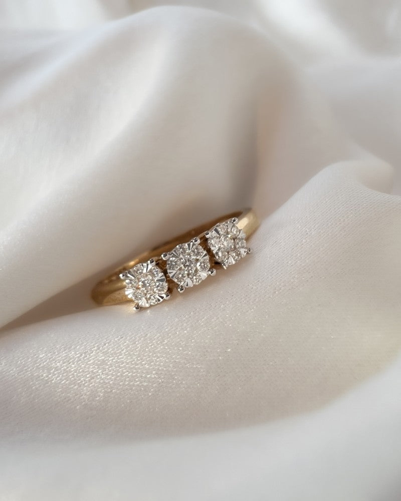 Elegante Anello Trilogy in Oro Giallo con Brillanti in Incastonature Entourage – 0,18 crt