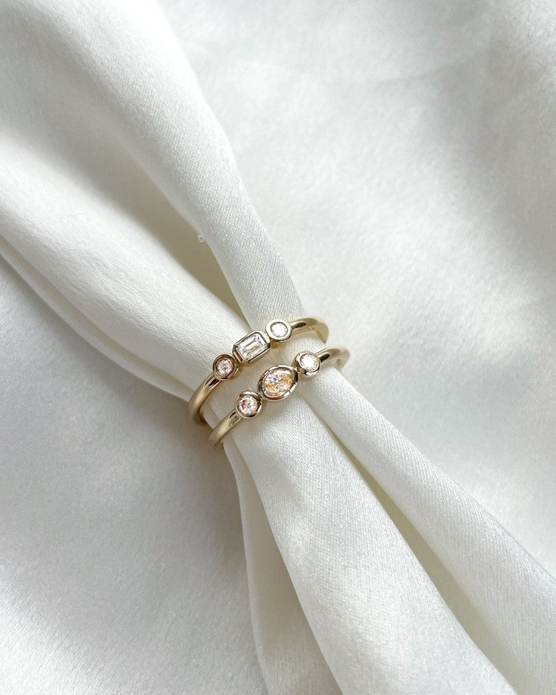 Anello in oro giallo 14k con smeraldo e diamanti taglio brillante