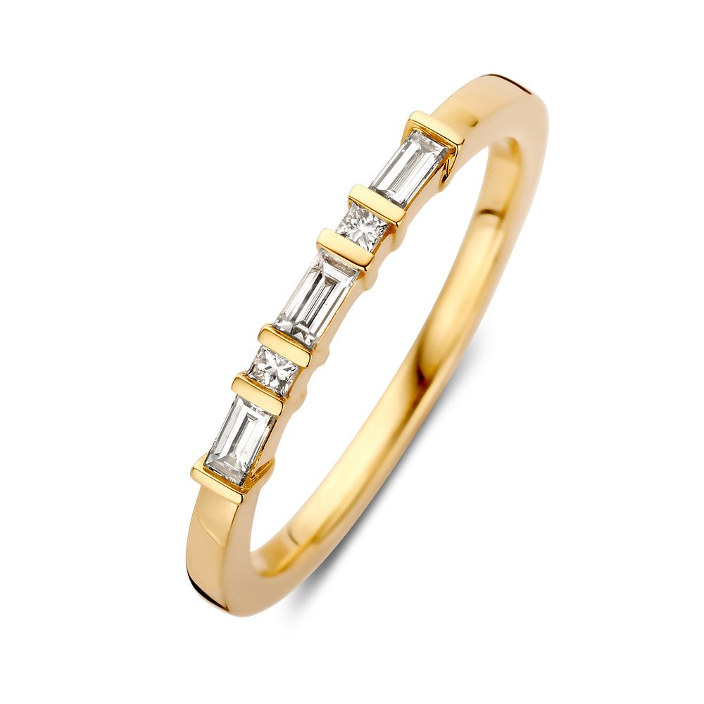 Anello in oro giallo con brillanti, caratterizzato da cinque pietre taglio baguette.