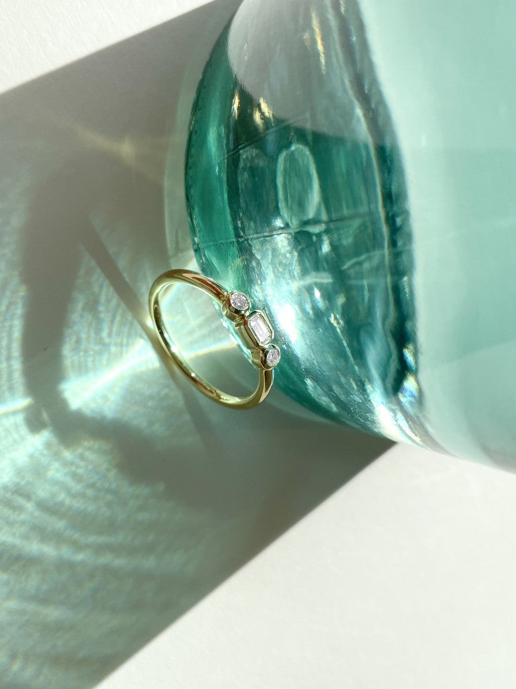 Anello in oro giallo 14k con smeraldo e diamanti taglio brillante