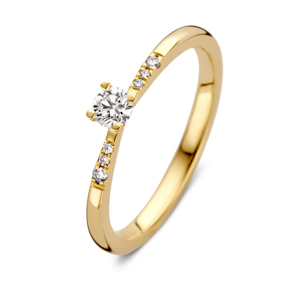 Anello solitario in oro giallo con pietra centrale brillante e tre piccole pietre laterali.