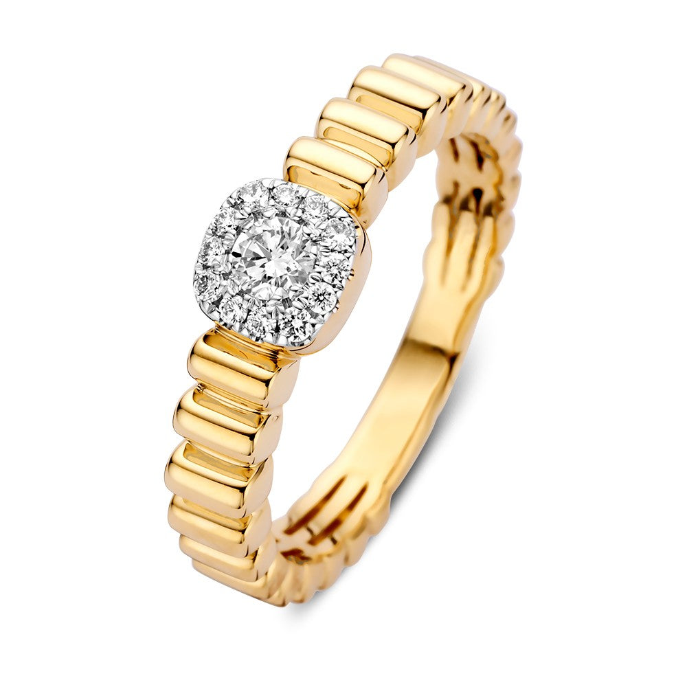 Anello d'oro con lavorazione rigata e diamanti scintillanti, design classico.