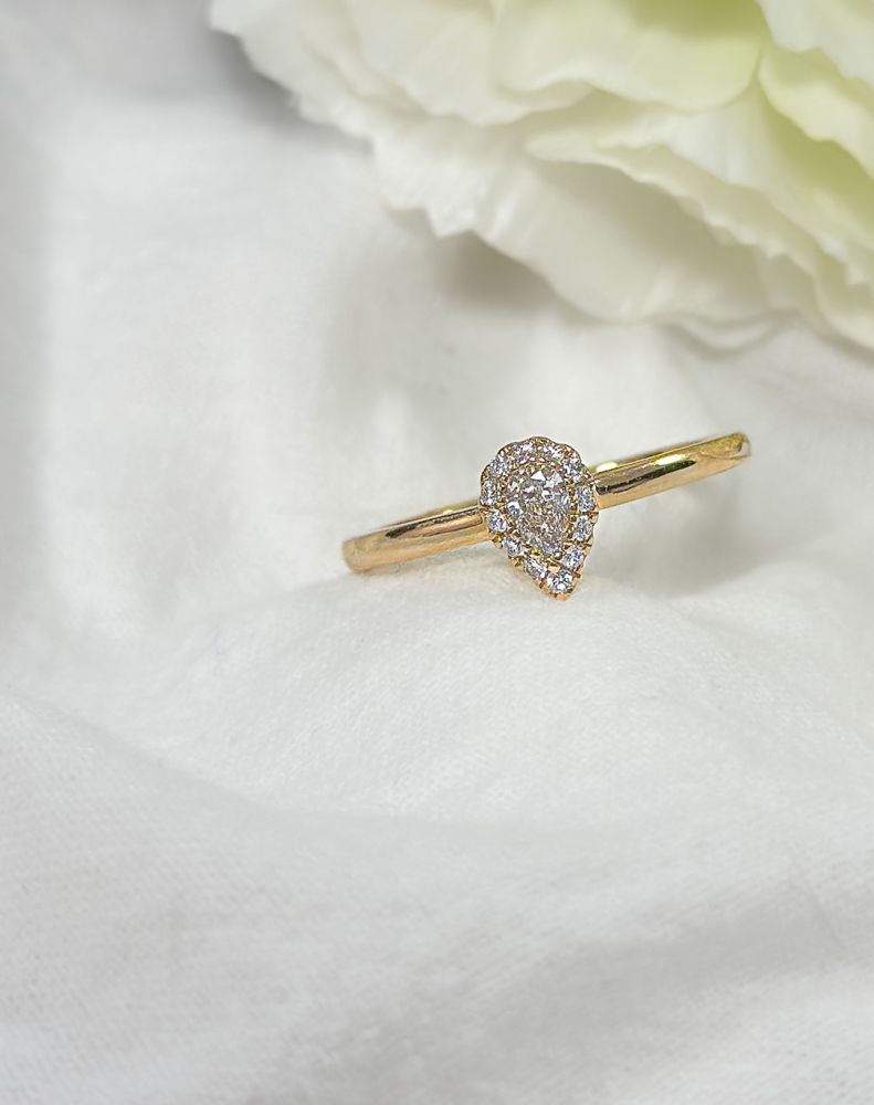 Elegante Anello in Oro Giallo con Diamante a Pera: Scintillio Senza Tempo 0.24 crt.