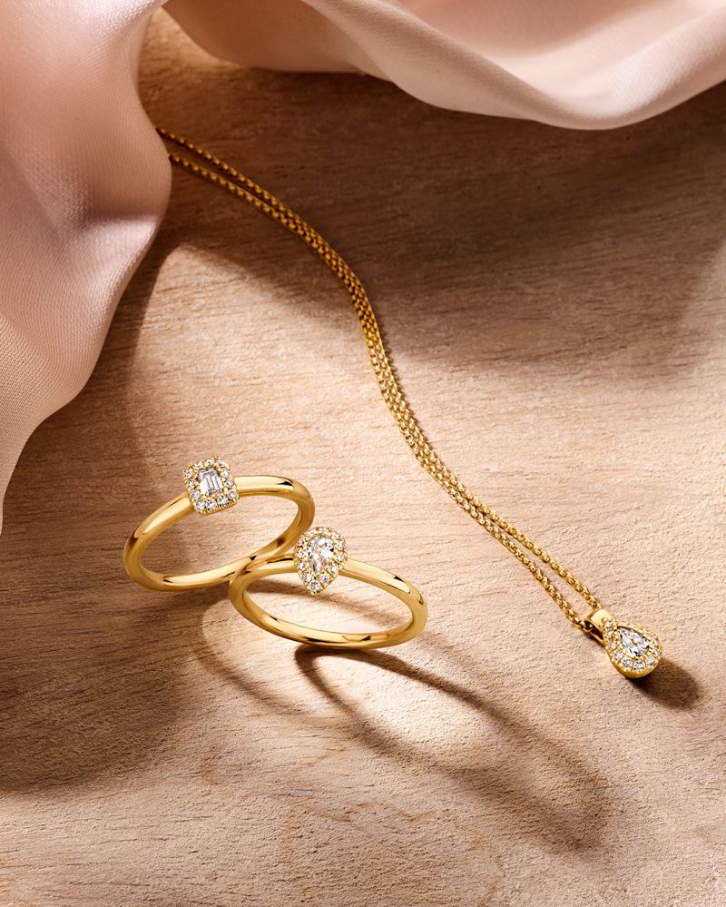 Elegante Anello in Oro Giallo con Diamante a Pera: Scintillio Senza Tempo 0.24 crt.