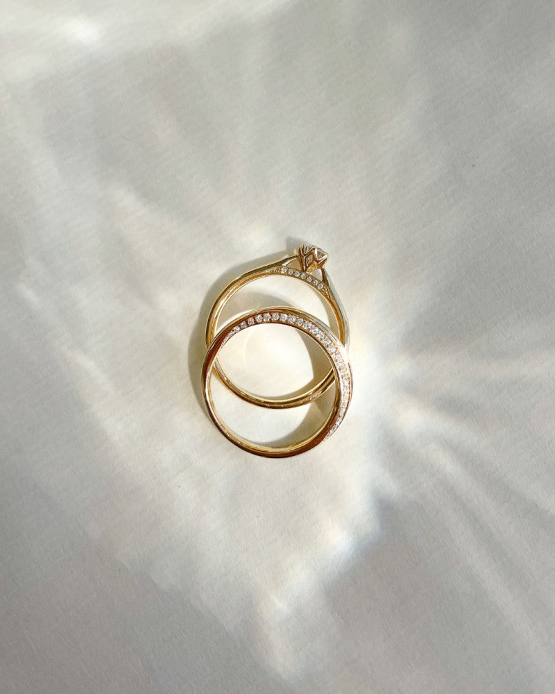 Splendido Anello Solitario in Oro Giallo con Pietra Centrale Brillante e Diamanti Fini 0,26 crt.