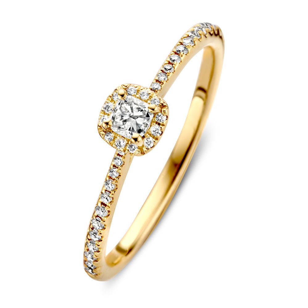 Geelgouden damesring met een princess geslepen diamant in het midden, omringd door kleinere diamanten.