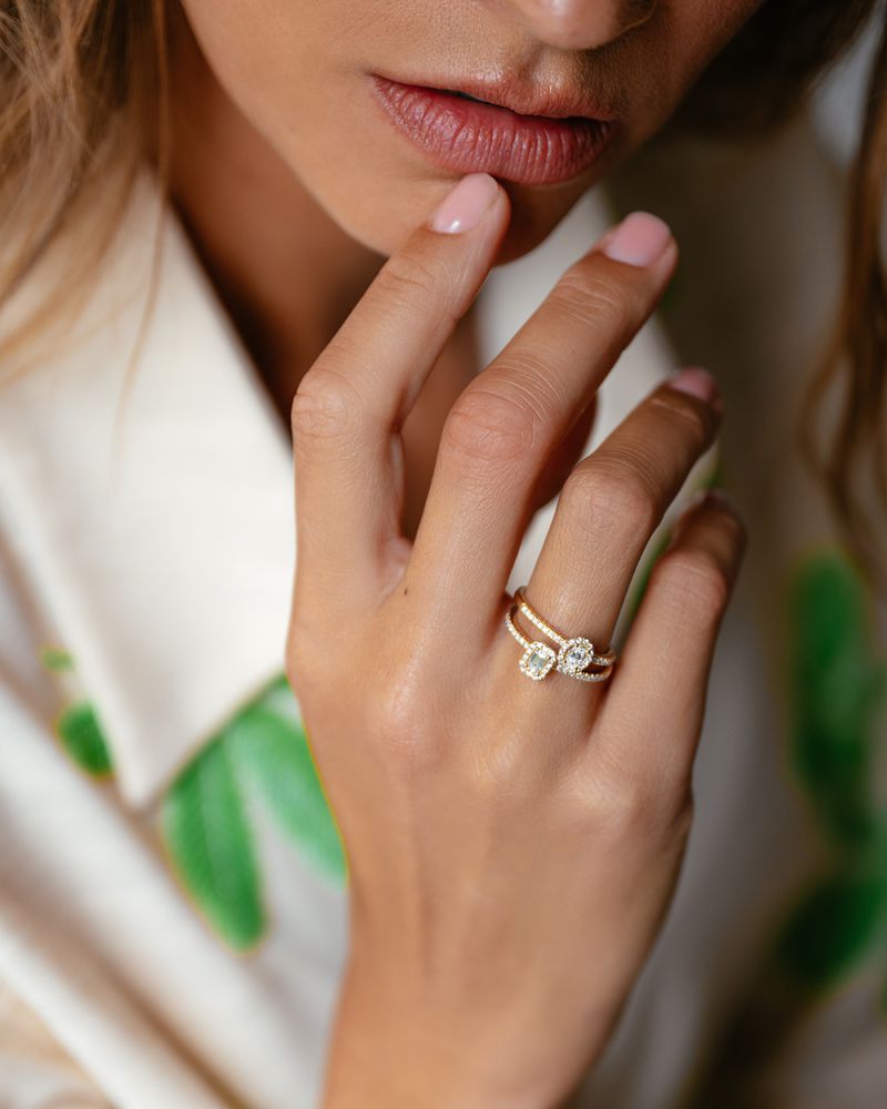 Elegante Anello in Oro Giallo con Diamante Ovale e Halo – Oro 14 Carati, Diamante 0.40ct