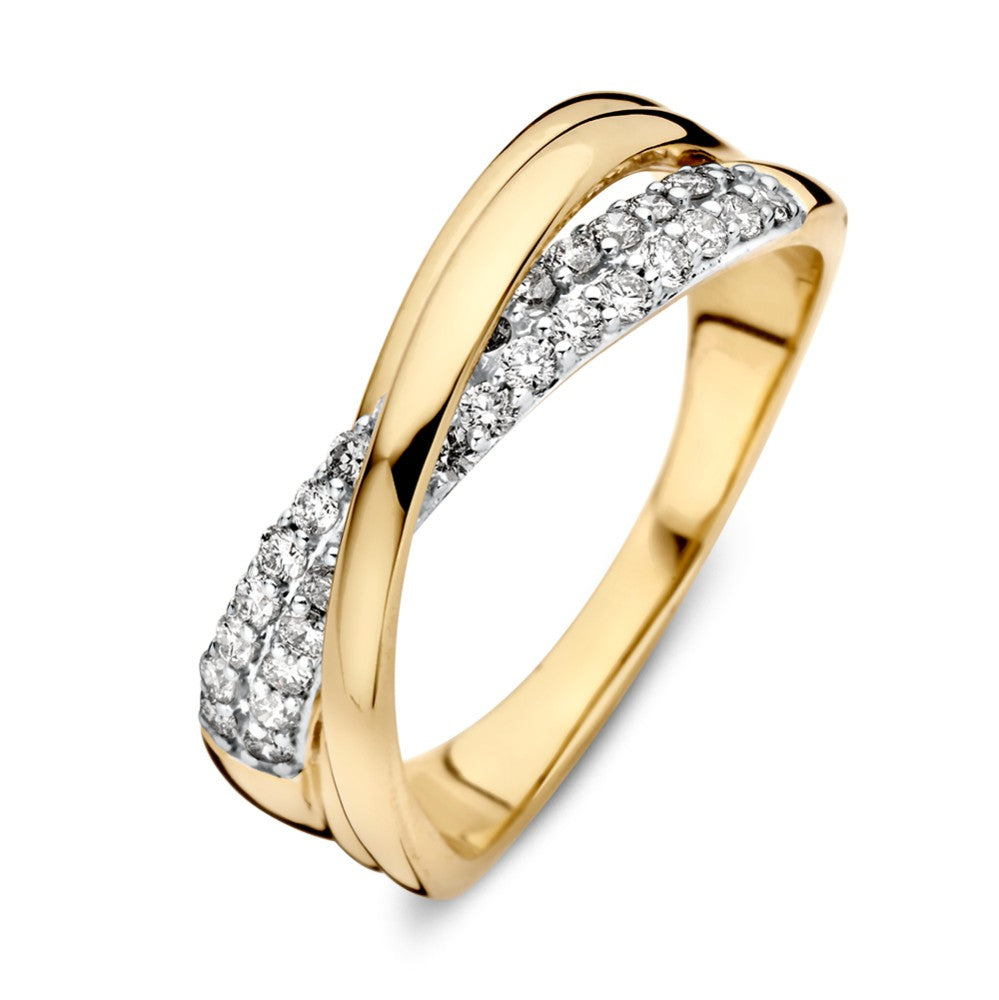 De Bicolor Geel- en Witgouden Crossover Ring met Diamanten van Excellent Jewelry is een stijlvolle 14 karaat ring met 0.40ct diamanten, waarbij een gepolijst bandje elegant over een diamantbandje kruist.