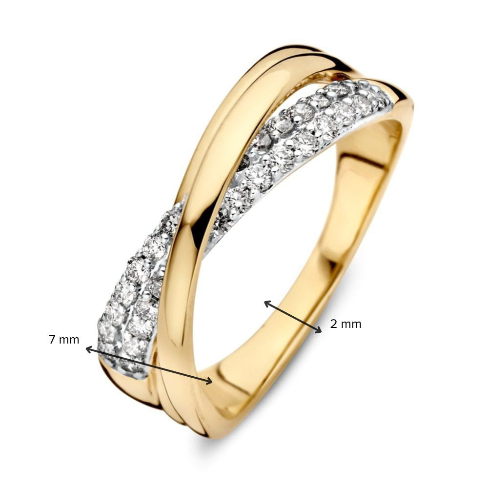 De Excellent Jewelry Bicolor Geel- en Witgouden Crossover Ring met Diamanten (14 karaat goud, 0.40ct diamanten) heeft twee gekruiste banden-één glad, één met diamantjes-en meet 7 mm op het breedste punt en 2 mm op het smalste.
