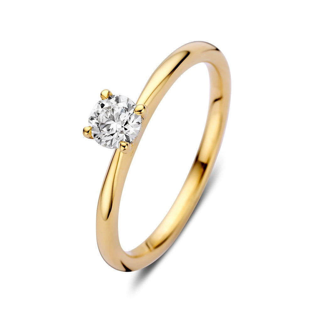 De Elegante Gouden Solitair Ring met 0,40 crt Briljant van Excellent Jewelry is een 14 karaat geelgouden damesring met één ronde diamant, stijlvol gezet in vier pootjes en gepresenteerd tegen een witte achtergrond.