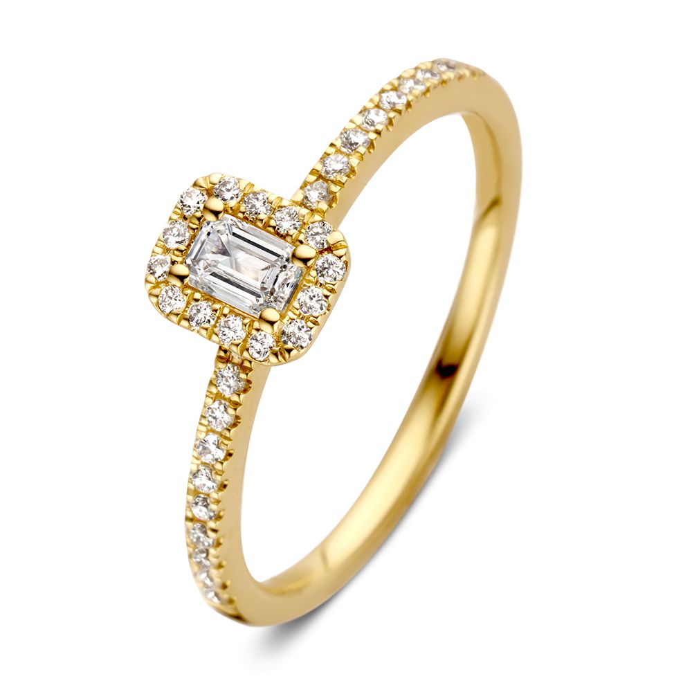 Anello in oro giallo con diamante centrale a taglio smeraldo e diamanti incastonati.