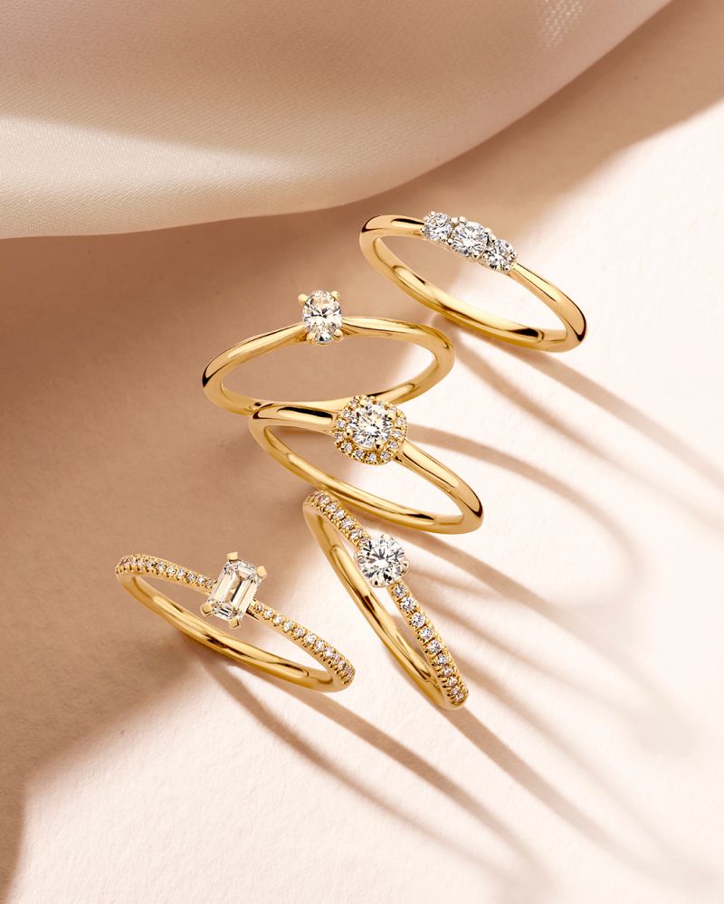 Raffinato Anello in Oro Giallo con Diamante Baguette e Accenti Scintillanti – Oro 14 Carati, 0.42ct Diamanti