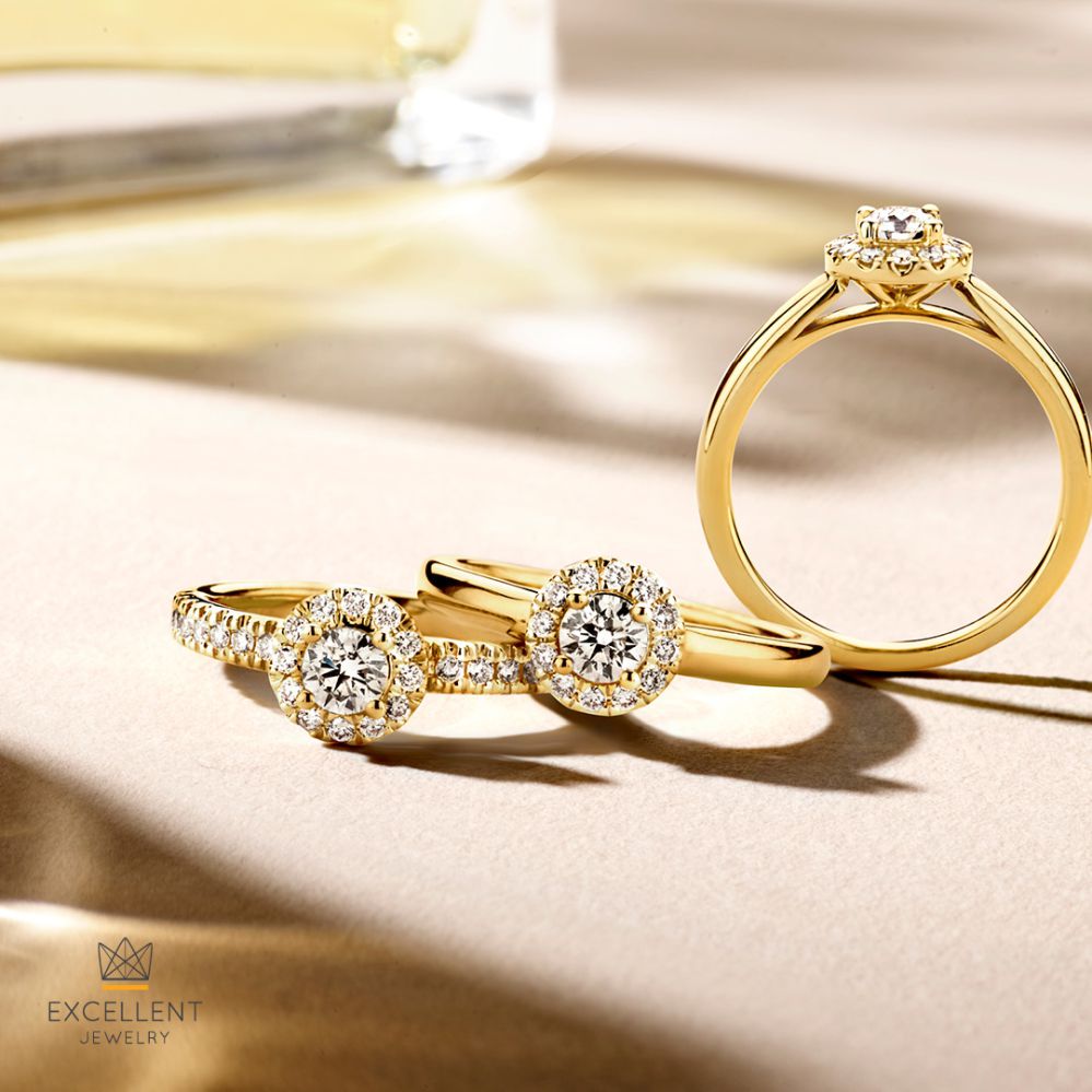 Splendido Anello Entourage in Oro Giallo con Diamante da 0,32ct – Da Abbinare Senza Sforzo