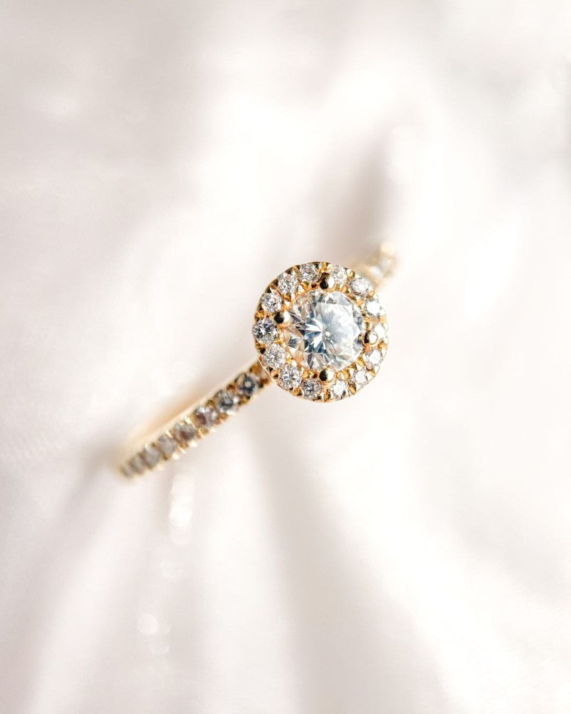 Elegante Anello in Oro Giallo con Brillante da 0,20 ct e Halo di Diamanti
