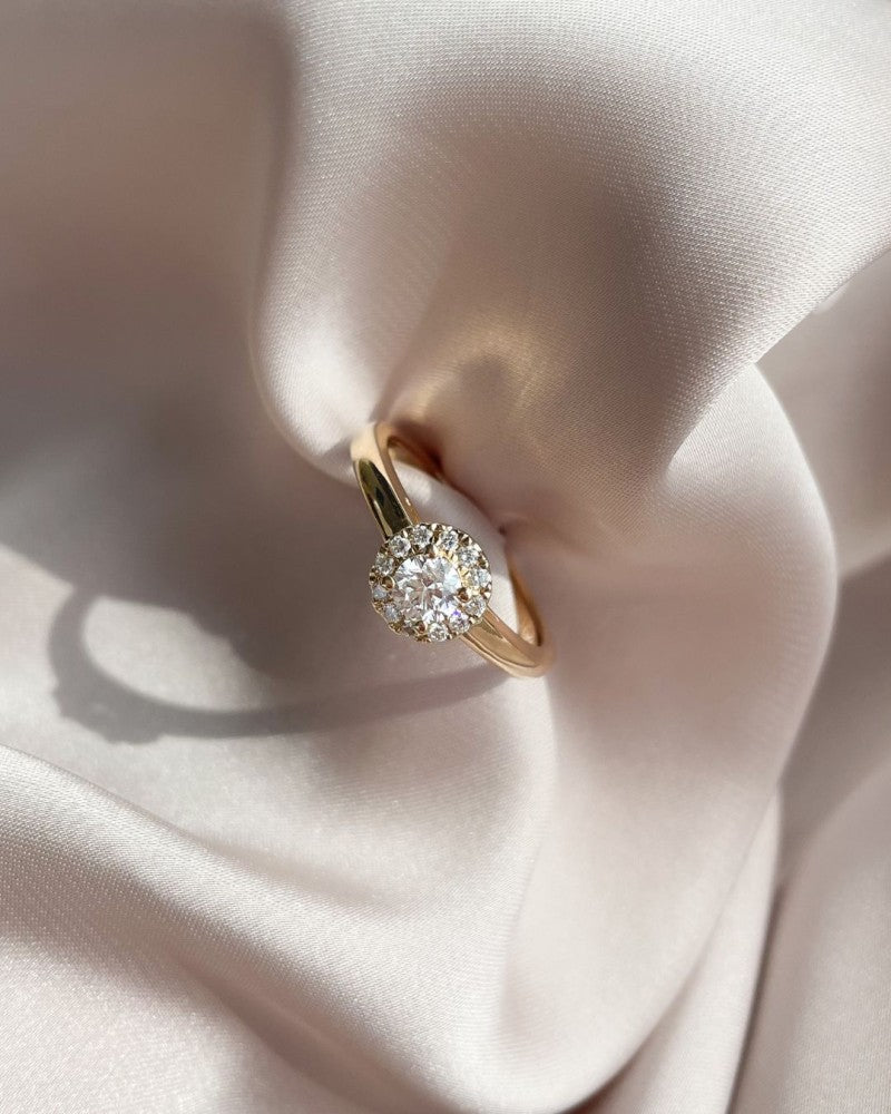 Splendido Anello Entourage in Oro Giallo con Diamante da 0,32ct – Da Abbinare Senza Sforzo