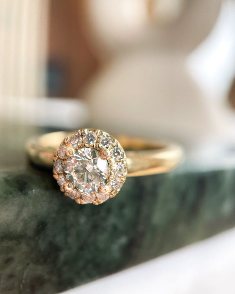 Splendido Anello Entourage in Oro Giallo con Diamante da 0,32ct – Da Abbinare Senza Sforzo