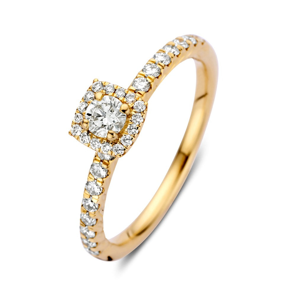 Anello in oro giallo con diamante brillante al centro, incastonato in una cornice quadrata, decorato con diamanti.