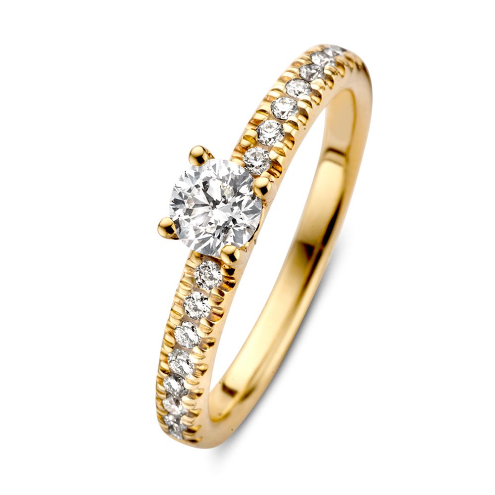Anello in oro giallo elegante con diamante brillante al centro e pietre laterali.