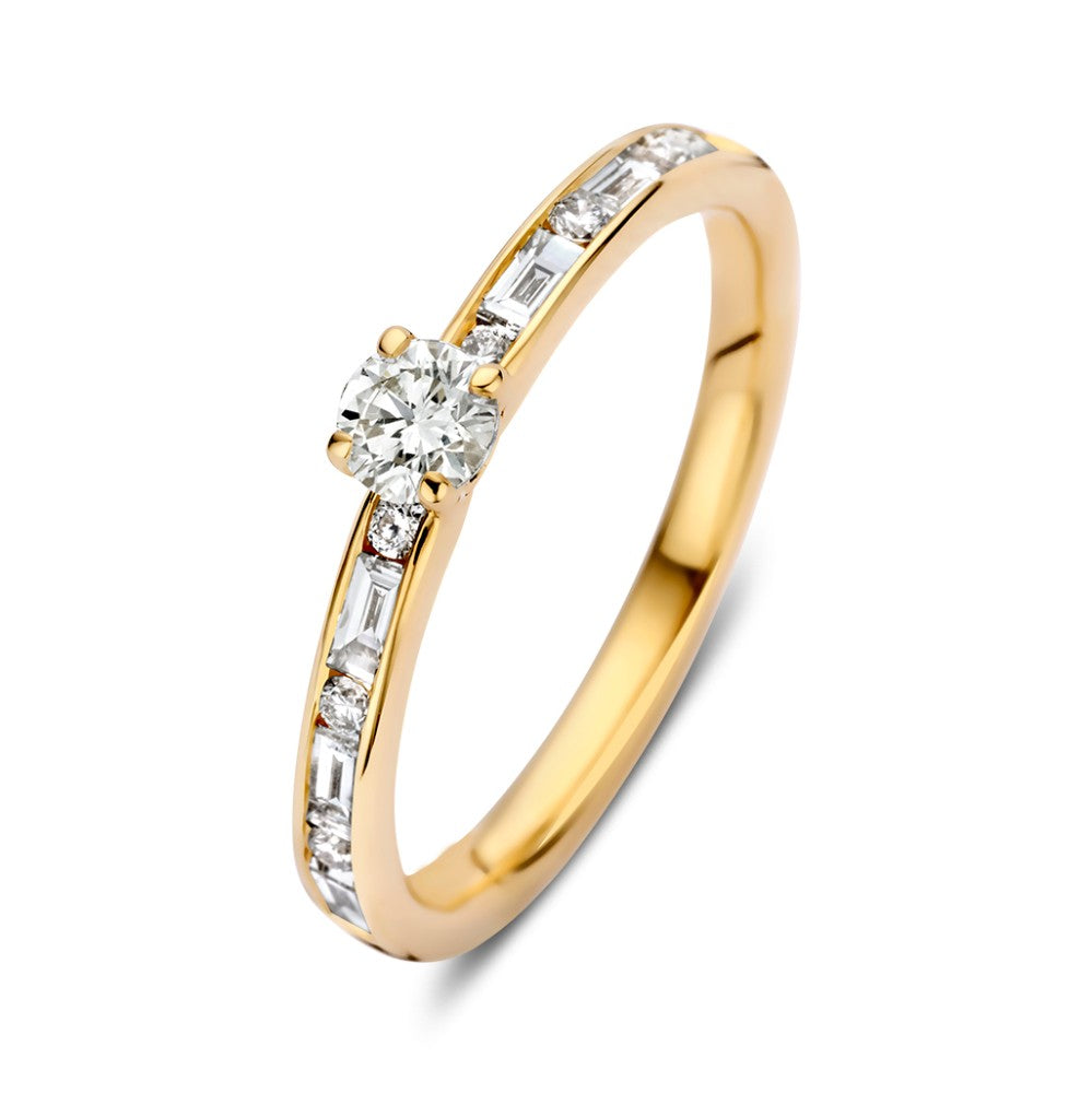 Anello solitario in oro giallo con diamante centrale e dettagli in taglio baguette, 14 carati, 0,63 crt.