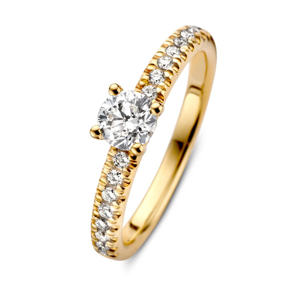 Anello solitario in oro giallo con diamante brillante centrale e pietre laterali, 14 carati, 0.67 crt.