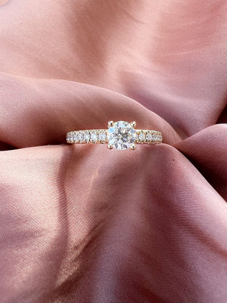 Splendido Anello Solitario in Oro Giallo con Diamante Brillante e Pietre Laterali – 14 Carati 0,67 ct.