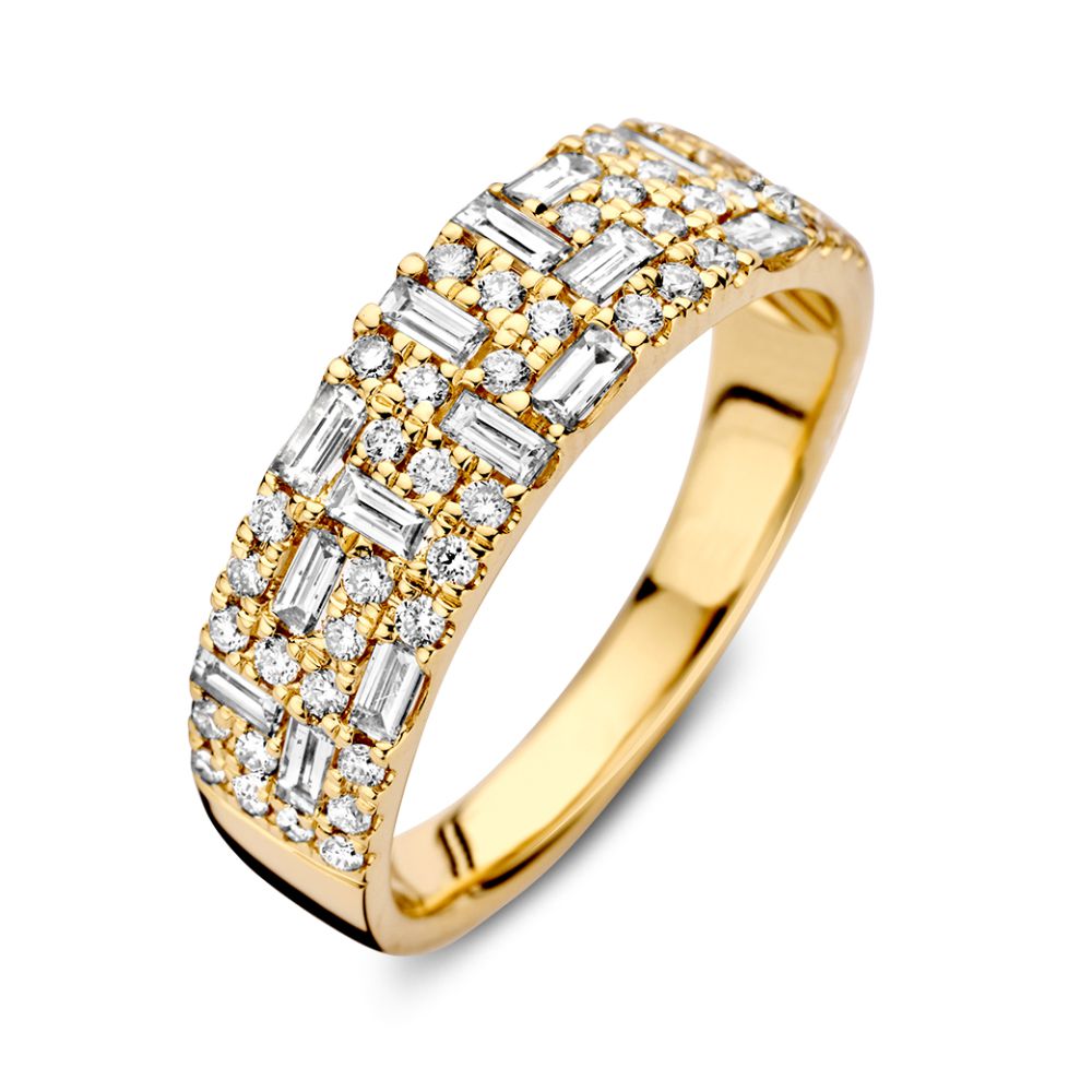 Anello in oro giallo con diamanti taglio brillante e baguette, 0,94 ct.