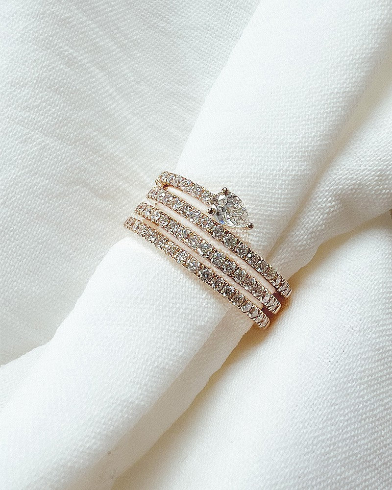 Splendido Anello in Oro Giallo con Diamanti, Design Unico e Diamante Taglio Pera 0.98 crt.