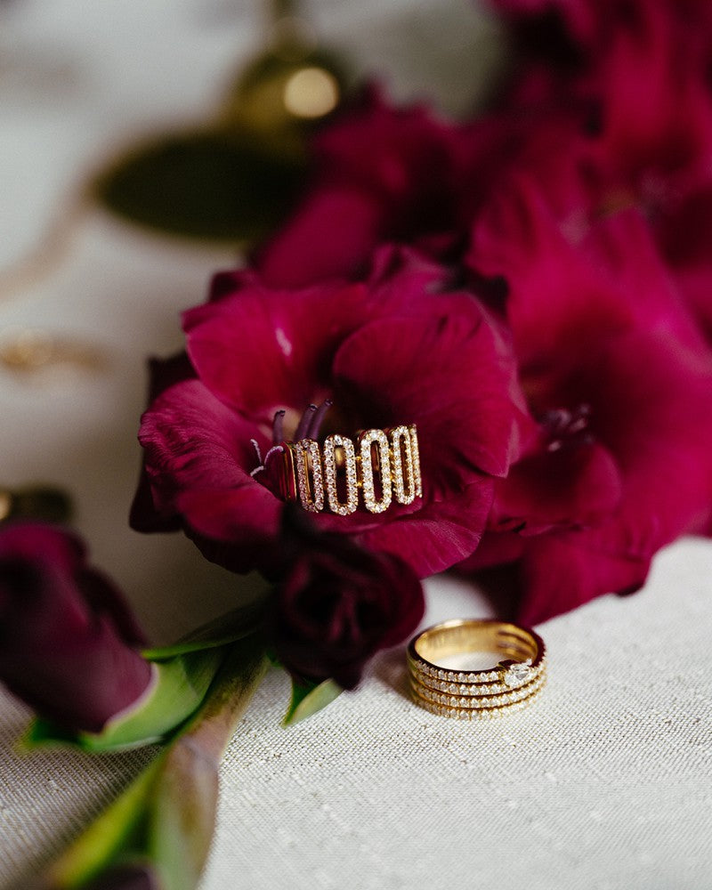 Splendido Anello in Oro Giallo con Diamanti, Design Unico e Diamante Taglio Pera 0.98 crt.