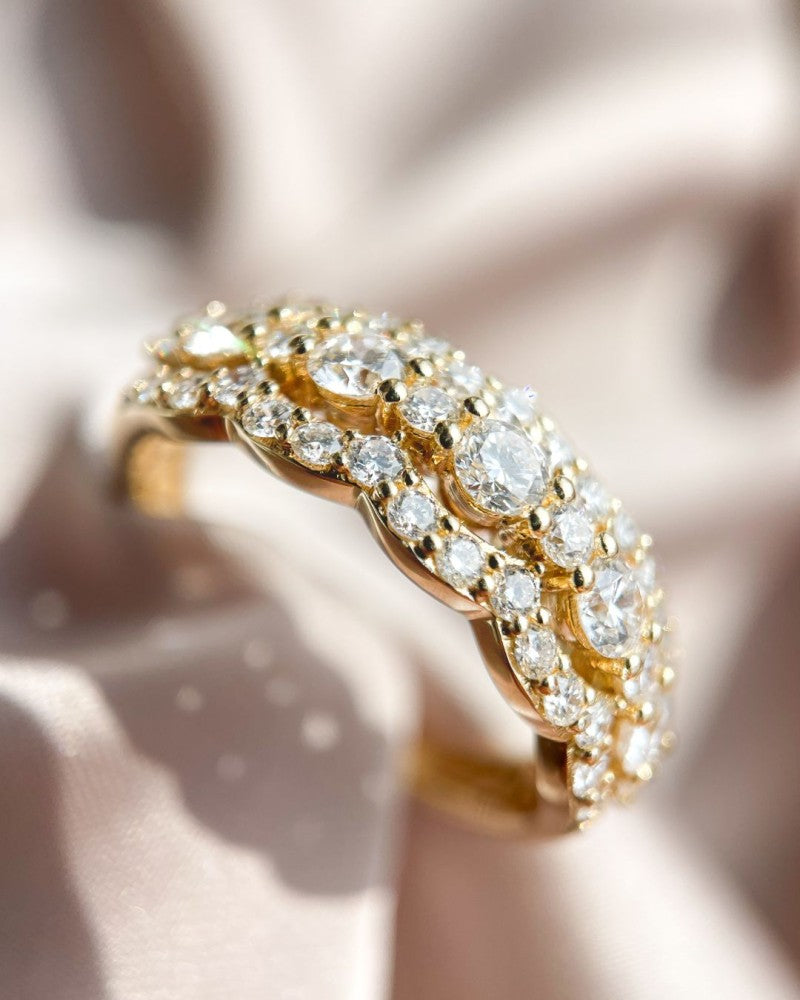 Romantico Anello in Oro Giallo 14kt con Diamanti e Design Ondulato 1.00 crt.