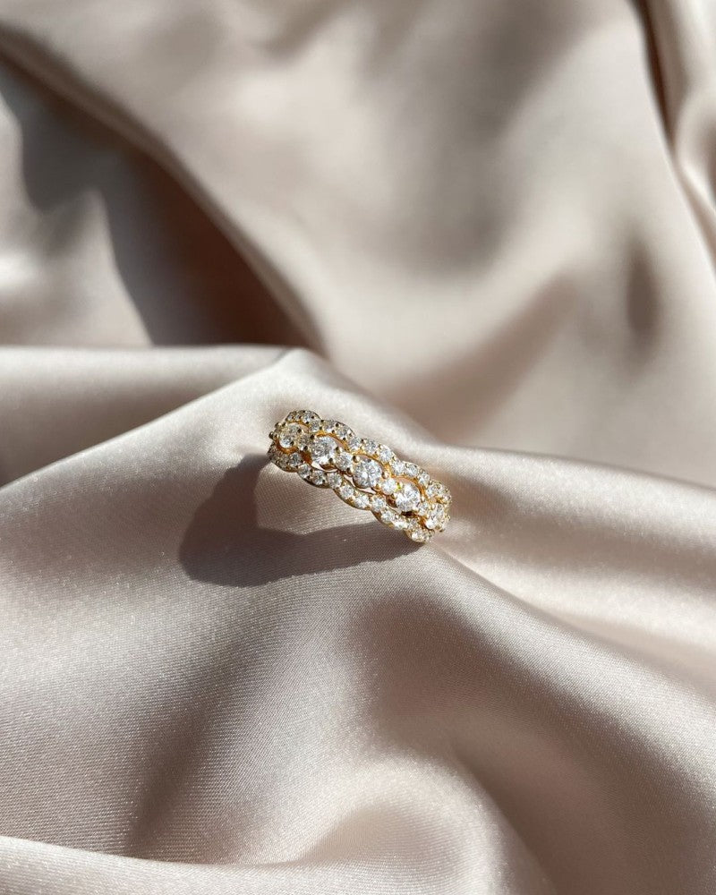 Romantico Anello in Oro Giallo 14kt con Diamanti e Design Ondulato 1.00 crt.