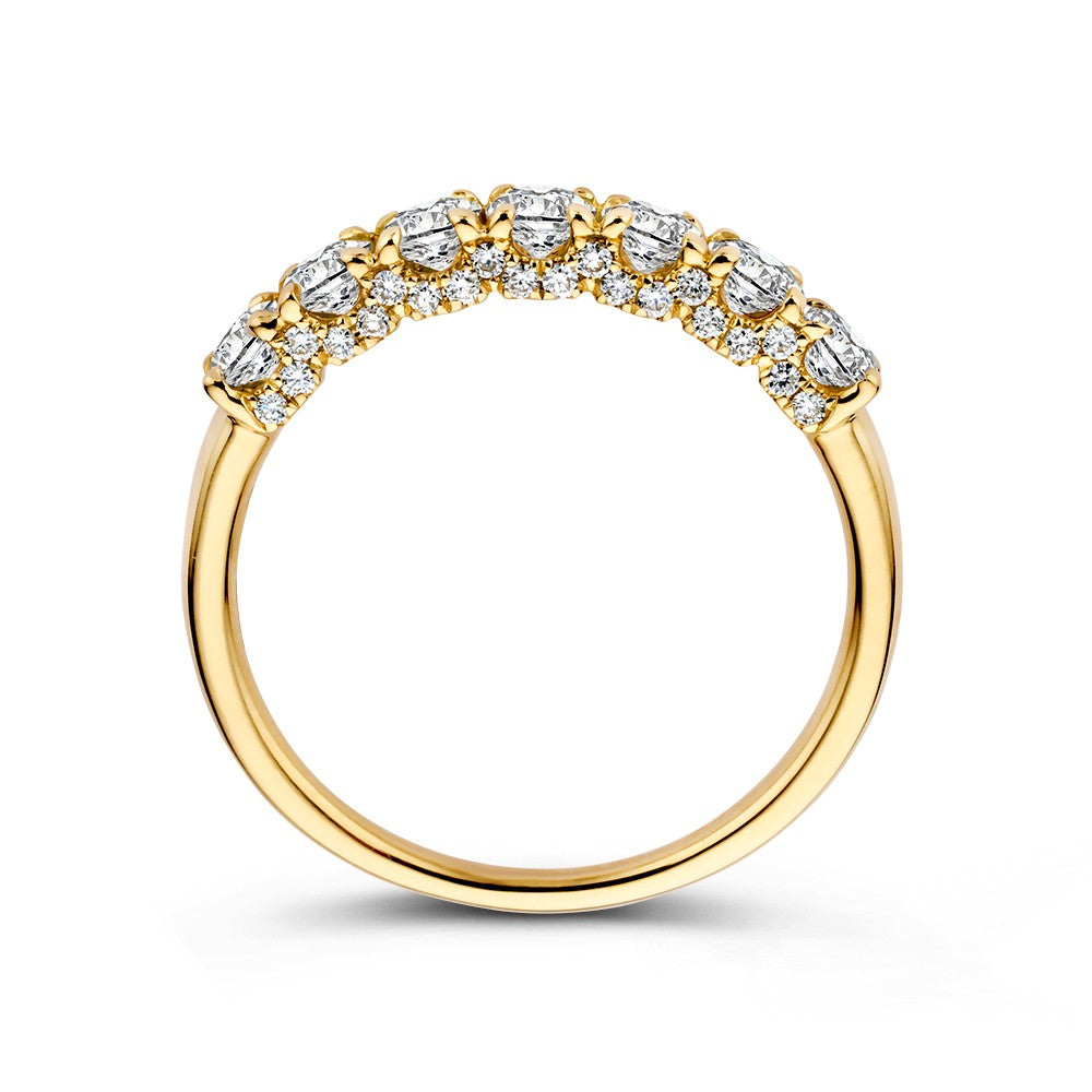 Anello in Oro Senza Tempo con Fila di Diamanti – Eleganza in Oro Giallo 1.12 crt.
