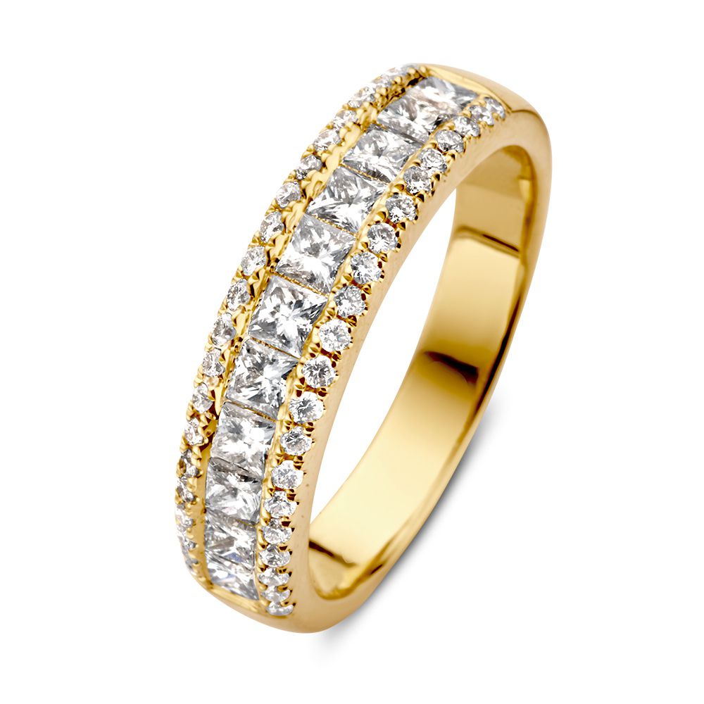 Anello in oro giallo elegante con diamanti taglio princess da 1,19 carati.
