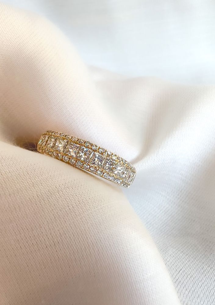 Elegante Anello in Oro Giallo con Diamanti Taglio Princess 1.19 crt.