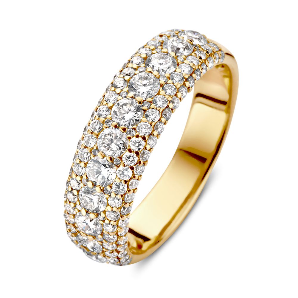 Anello in oro giallo con diamanti incastonati in una finitura liscia, peso totale 1,44 ct.