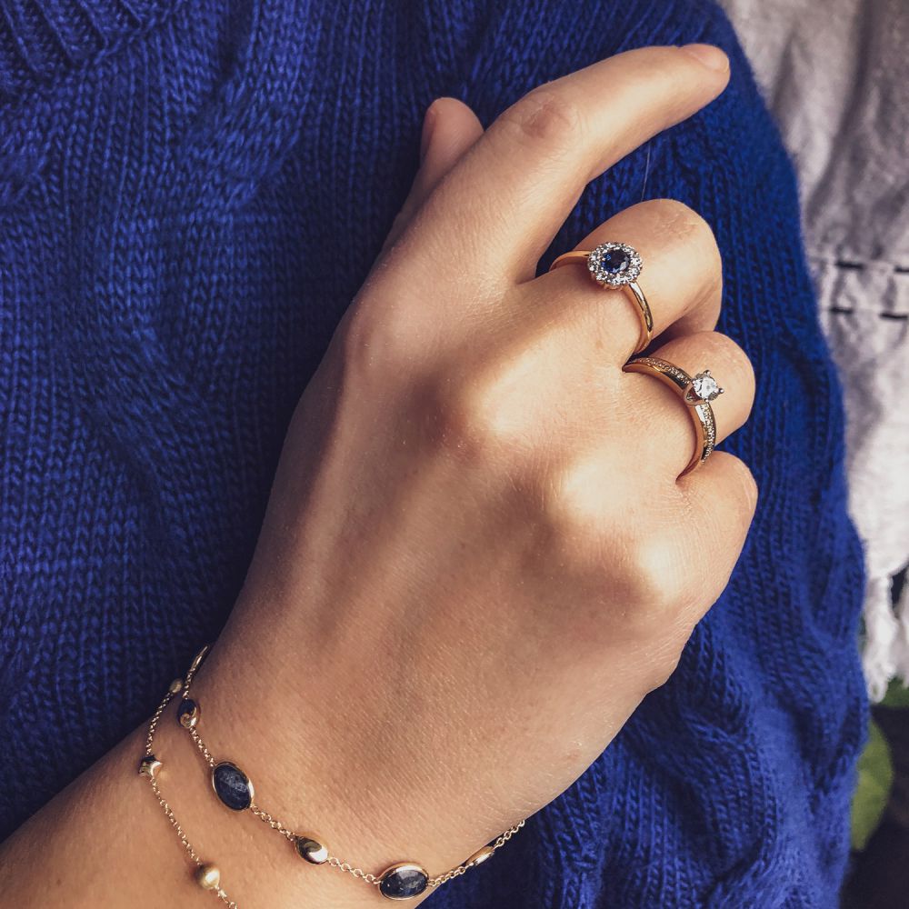 Elegante Anello in Oro Giallo/Bianco con Zaffiro Blu e Diamanti Brillanti