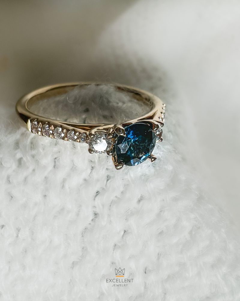 Elegante Anello in Oro Giallo con Splendido Zaffiro e Brillanti