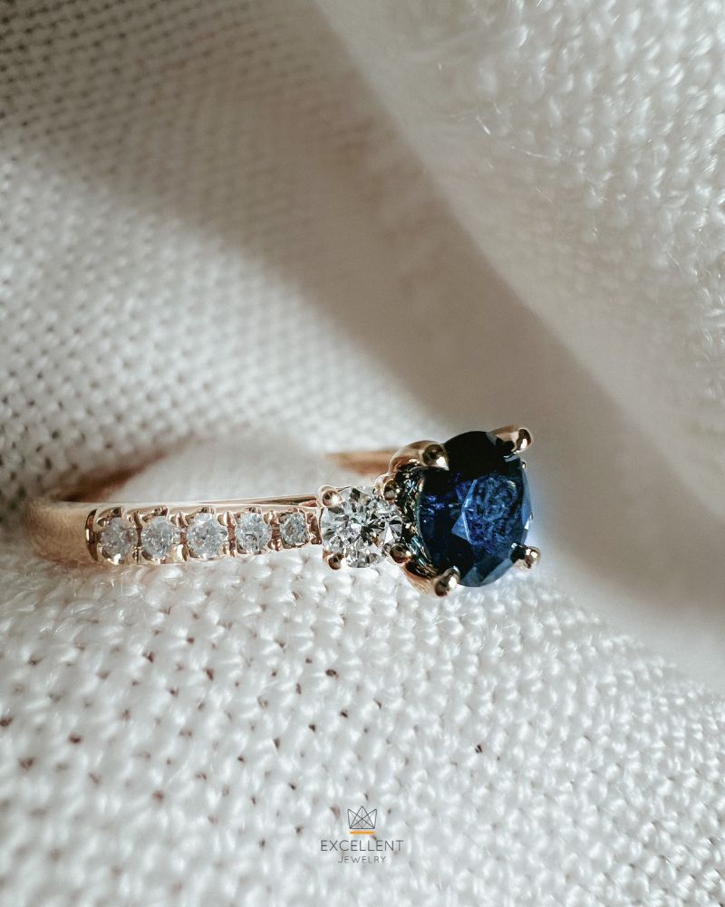 Elegante Anello in Oro Giallo con Splendido Zaffiro e Brillanti