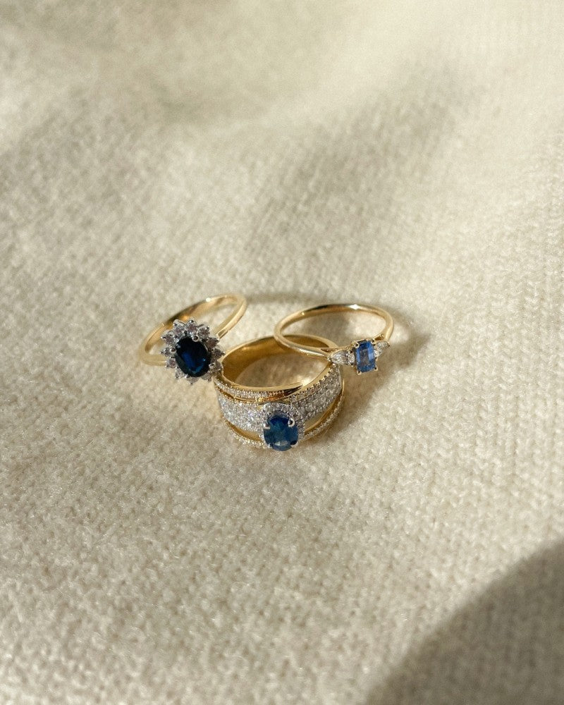 Anello Unico in Oro Giallo con Zaffiro Taglio Smeraldo e Diamanti Taglio a Pera