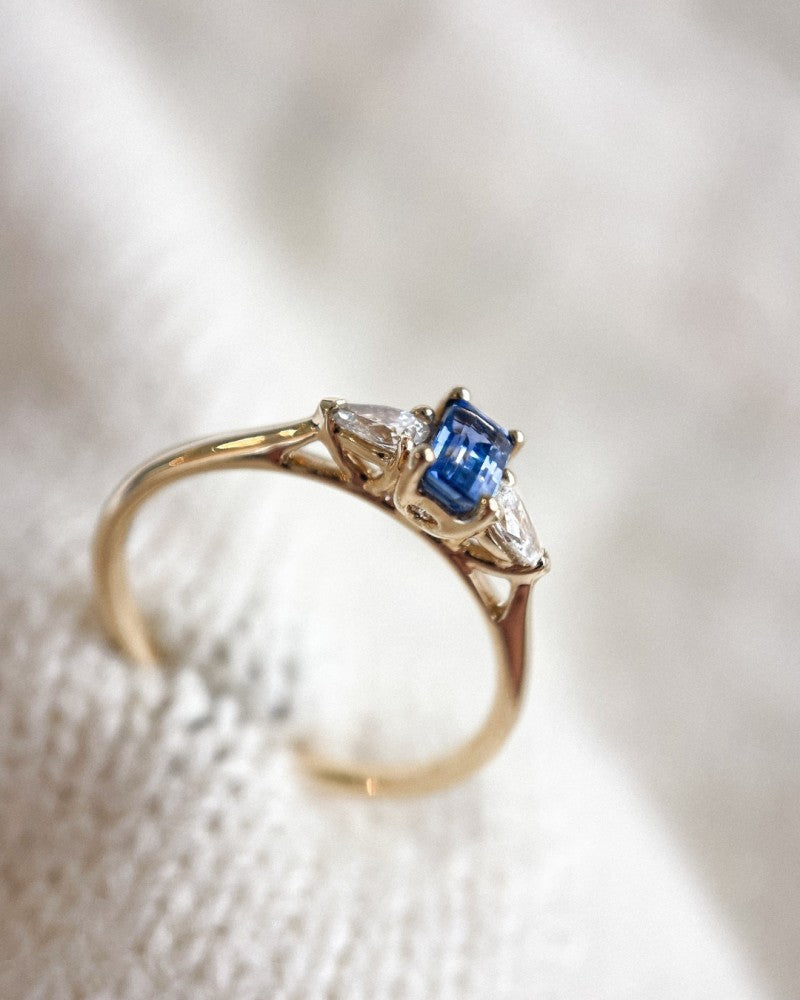 Anello Unico in Oro Giallo con Zaffiro Taglio Smeraldo e Diamanti Taglio a Pera