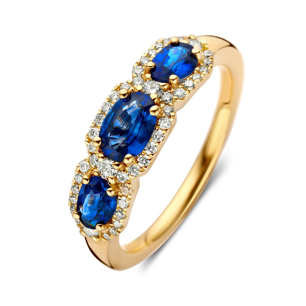 Anello in oro giallo con tre zaffiri ovali e diamanti incastonati.