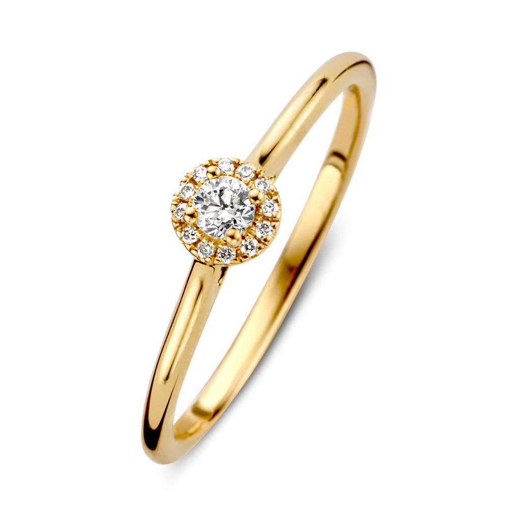 De Geelgouden Ring met Briljante Diamant (14 karaat, 0.14 ct) van Excellent Jewelry is een verfijnde ring met een centrale diamant omringd door kleinere diamanten op een slanke gouden band, gepresenteerd tegen een witte achtergrond.