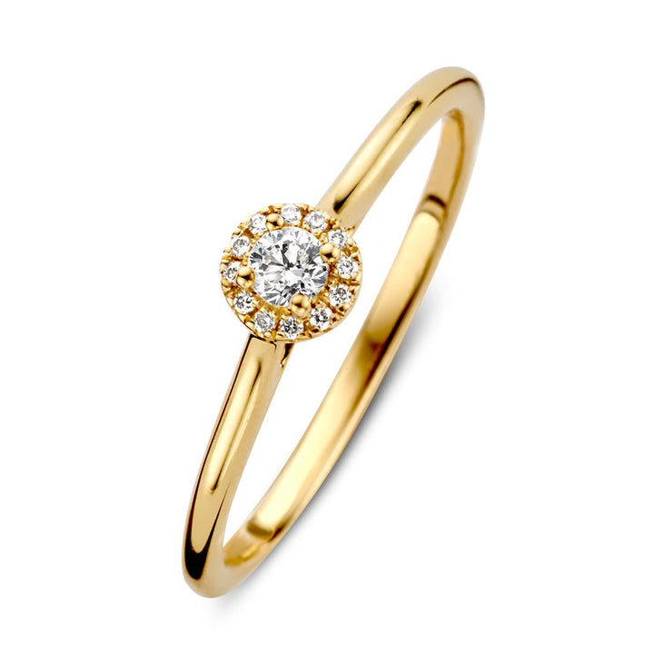 De Geelgouden Ring met Briljante Diamant (14 karaat, 0.14 ct) van Excellent Jewelry is een verfijnde ring met een centrale diamant omringd door kleinere diamanten op een slanke gouden band, gepresenteerd tegen een witte achtergrond.