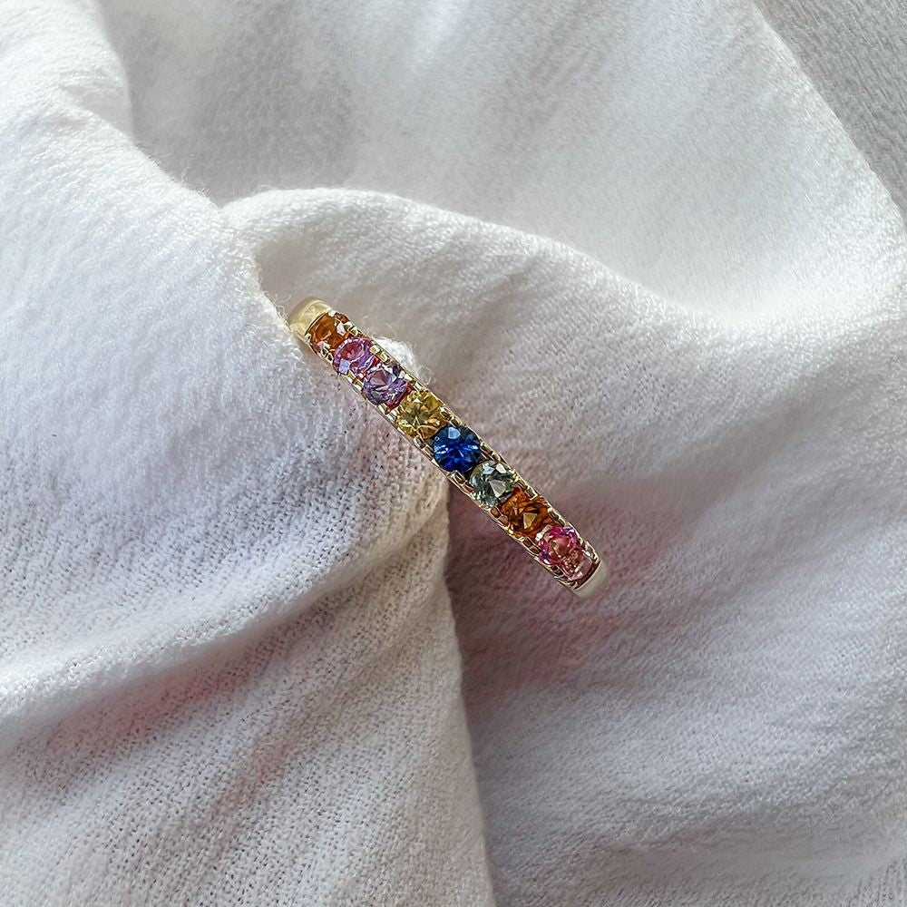 Anello in Oro Giallo con Zaffiro Arcobaleno in Castone Lineare a Chaton – Colorato ed Elegante