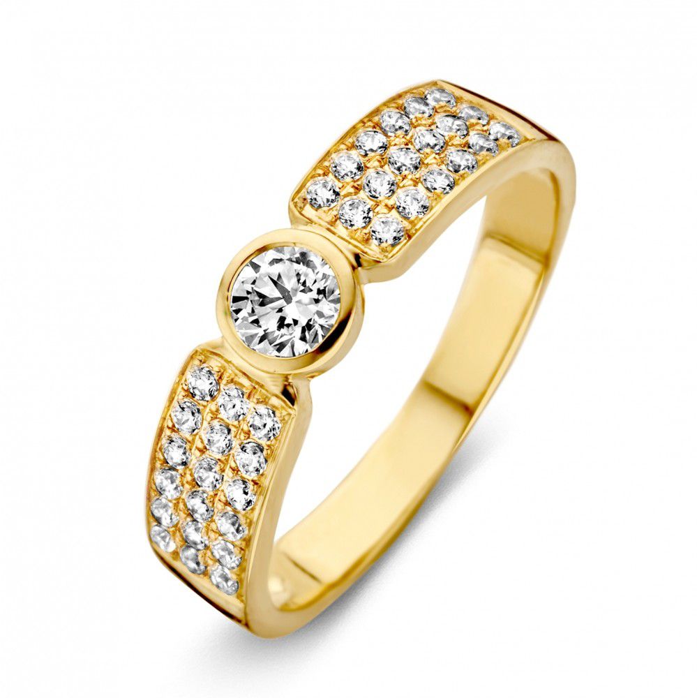 Anello in oro giallo con zircone incastonati in pavé, dettagli eleganti e brillantezza centrale.