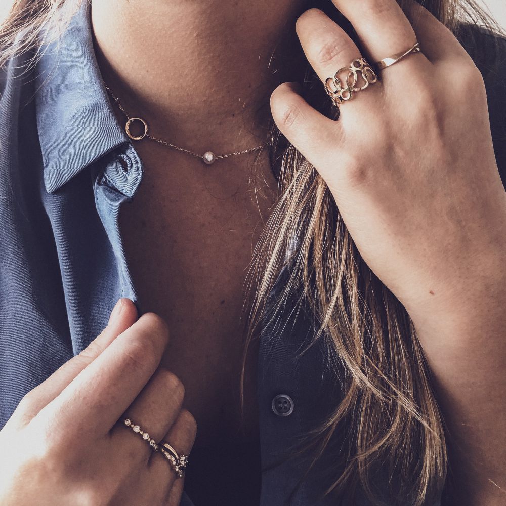 Sottile anello da donna in oro giallo con zirconia in incastonatura a filo – oro 14 carati