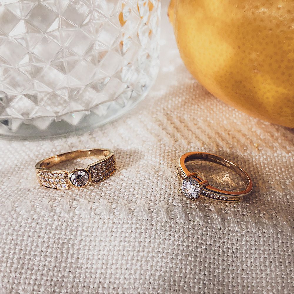 Anello da Donna in Oro Giallo con Zirconi a Pavé: Eleganza nei Dettagli